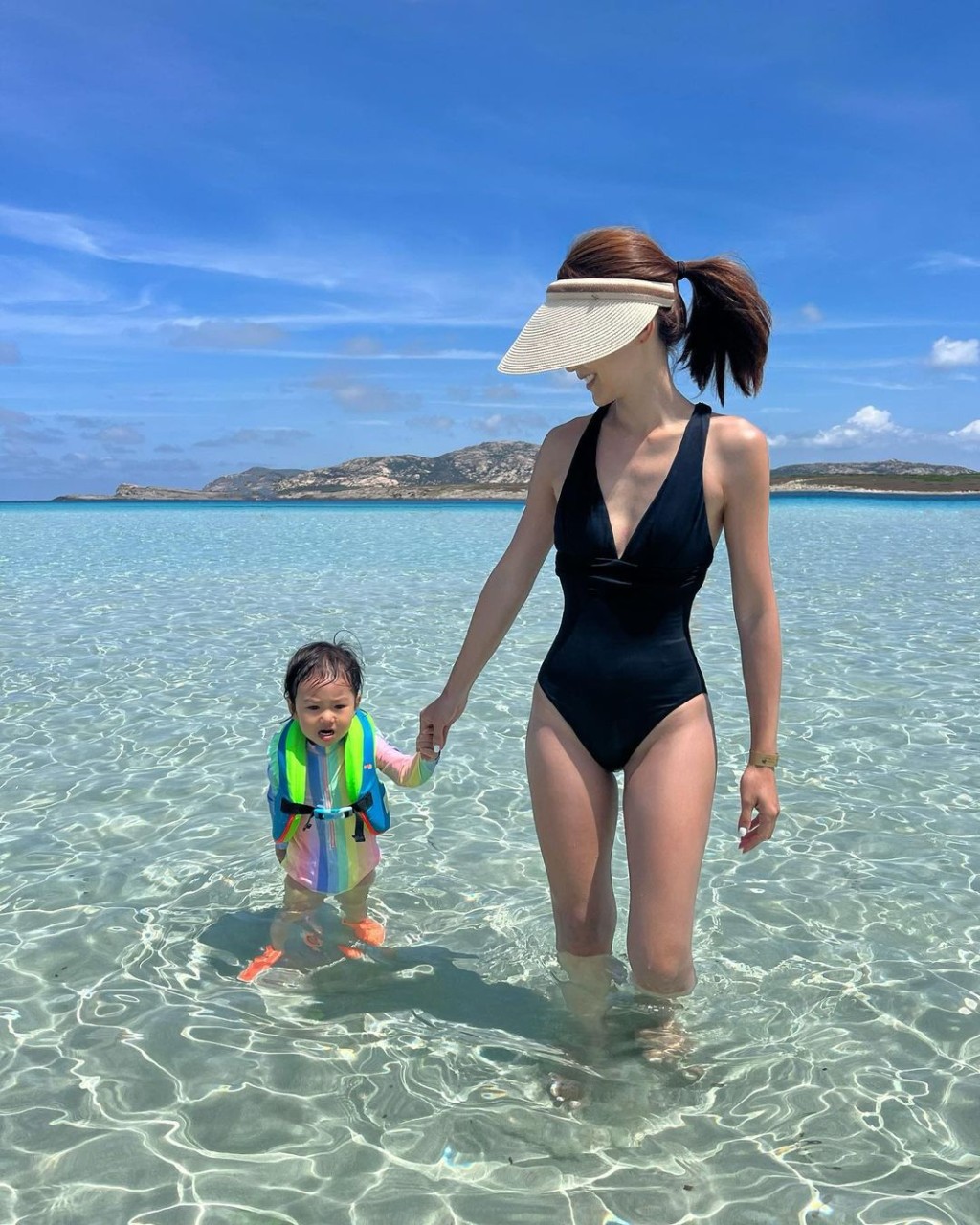 李雪瑩穿上另一套泳裝,展現美好身段。