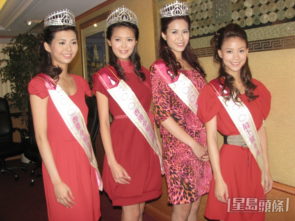 李雪瑩(右一)同屆港姐冠軍為陳庭欣(左二)、亞軍張秀文(左一)、季軍莊思明。