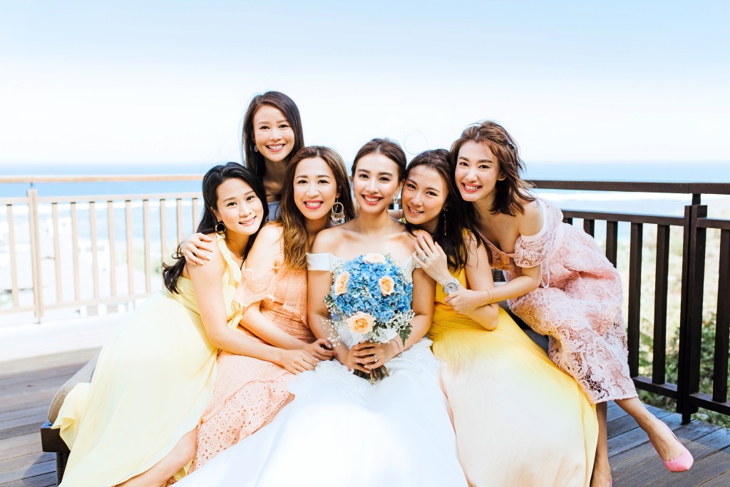 張嘉兒、李雪瑩、岑杏賢、劉倩婷與蔣家旻曾到峇里見證朱千雪出嫁。