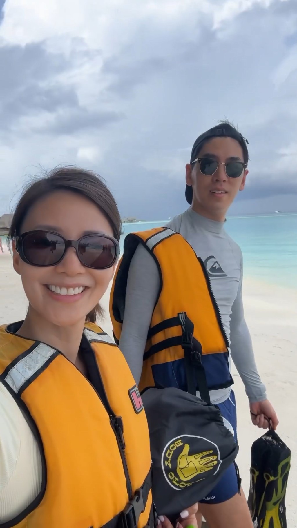 李雪瑩與老公在旅途中體驗多種水上活動。