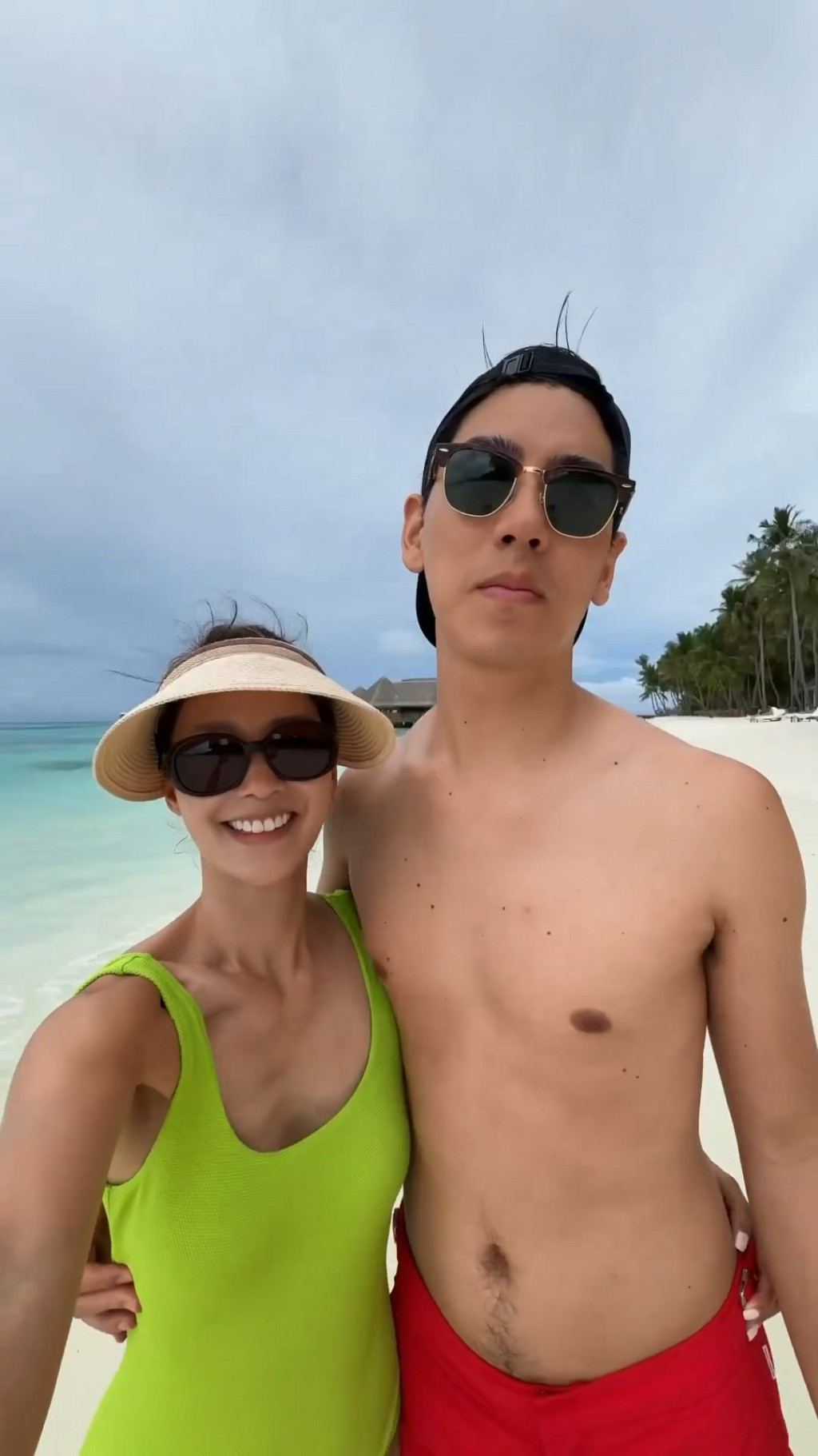 李雪瑩與老公難得享受二人世界。