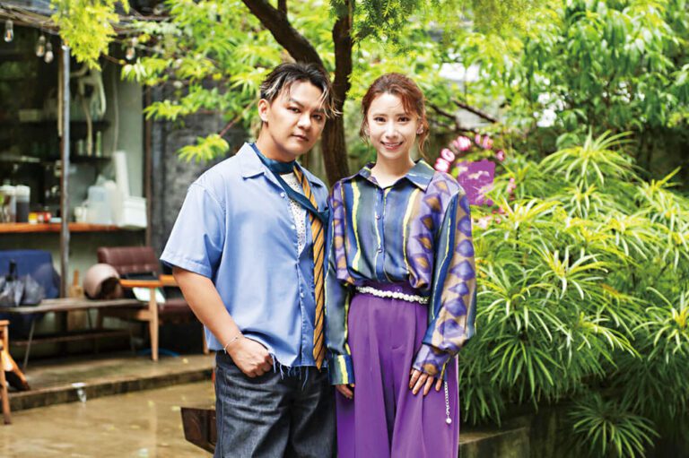 歌手曾瑋中（左）與陳怡婷合影。中央社