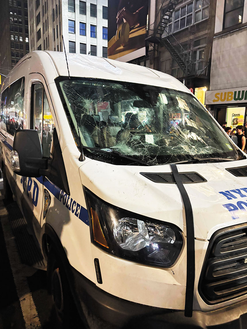 一輛被砸毀警車。NYPD