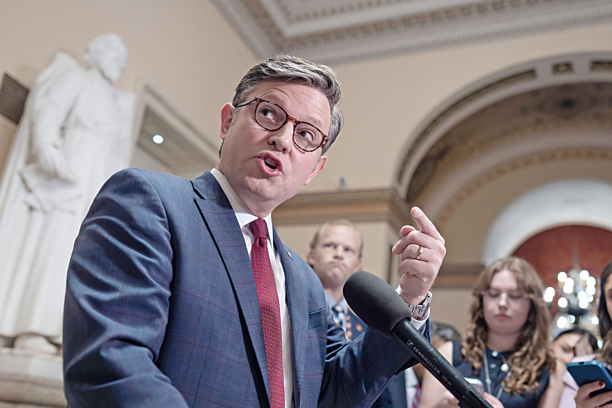眾院議長約翰遜在眾院未能臨時延長FISA第702條授權後，在國會向記者發言。美聯社