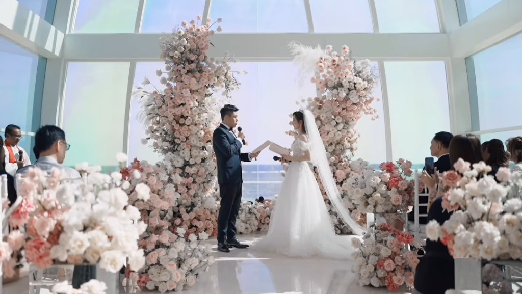 Cedric宣讀誓詞時,何依婷感動得眼泛淚光。
