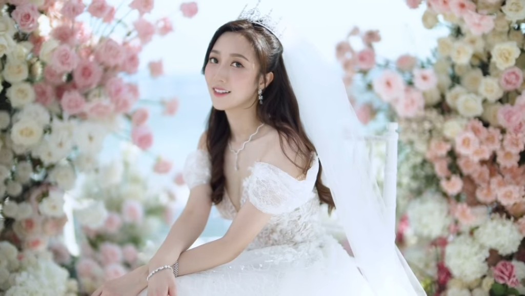 何依婷的婚紗造型非常亮眼。
