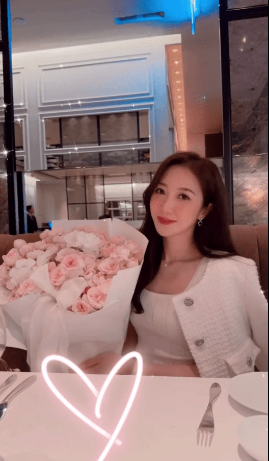 何依婷32歲生日時,收到巨型粉紅色玫瑰花束。