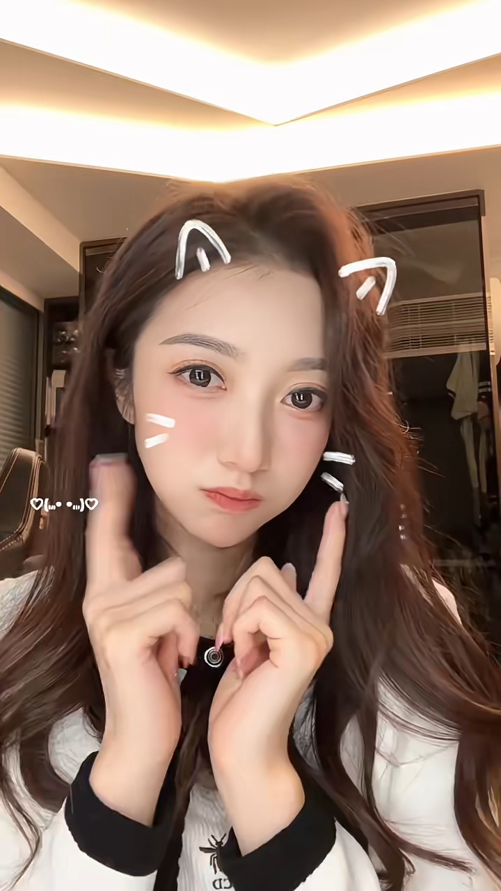 疑似何依婷家中的衣帽間。