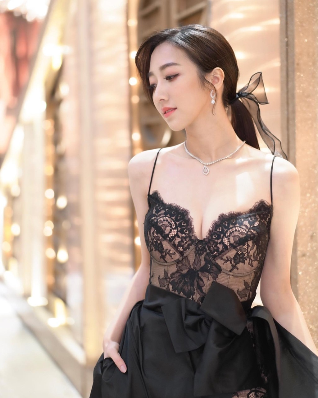 何依婷懷孕前上圍未算豐滿。