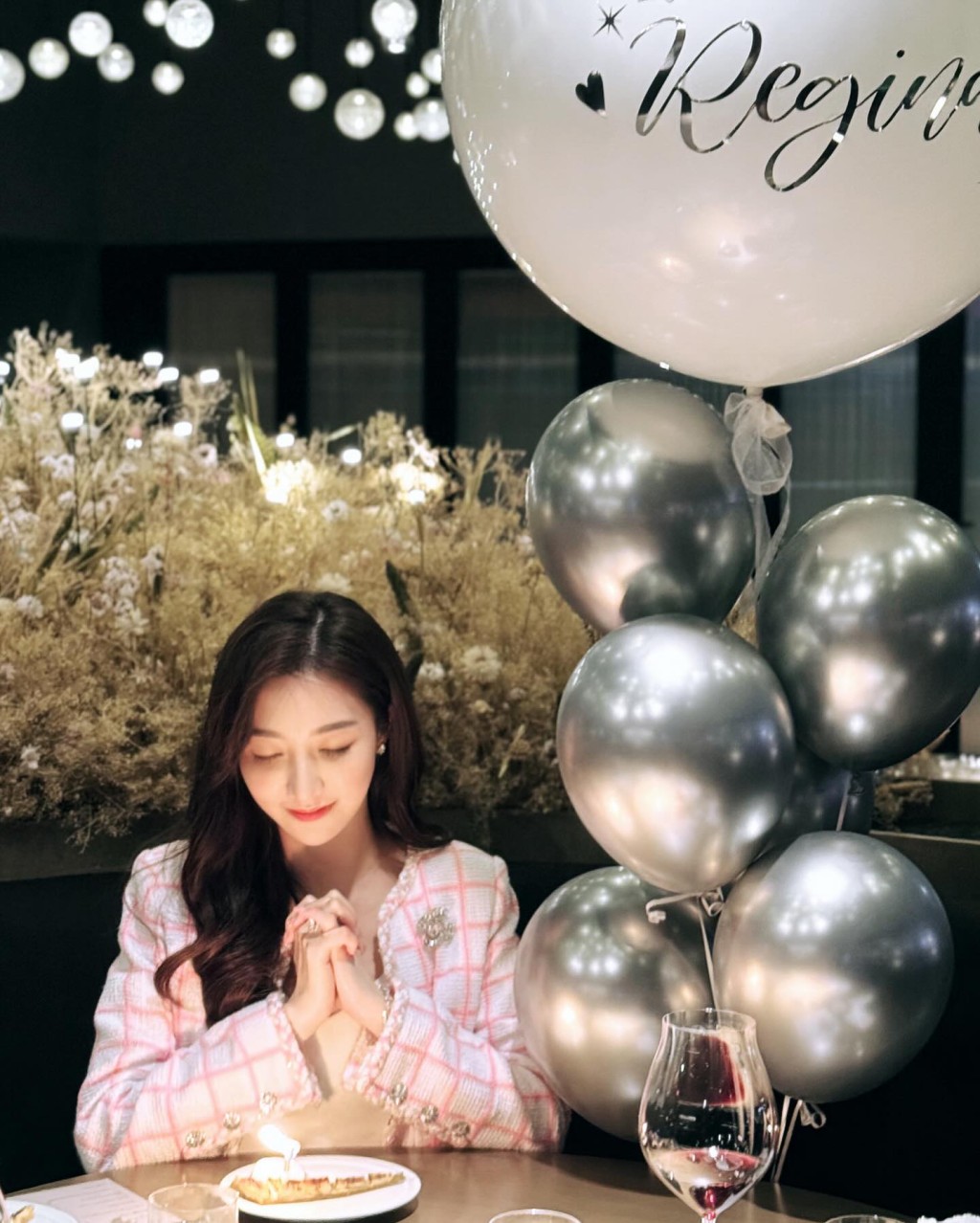 何依婷曬出多張慶祝生日的照片。