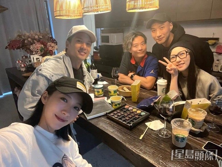 姚子羚不時上載與徐偉棟及友人的聚會照片。