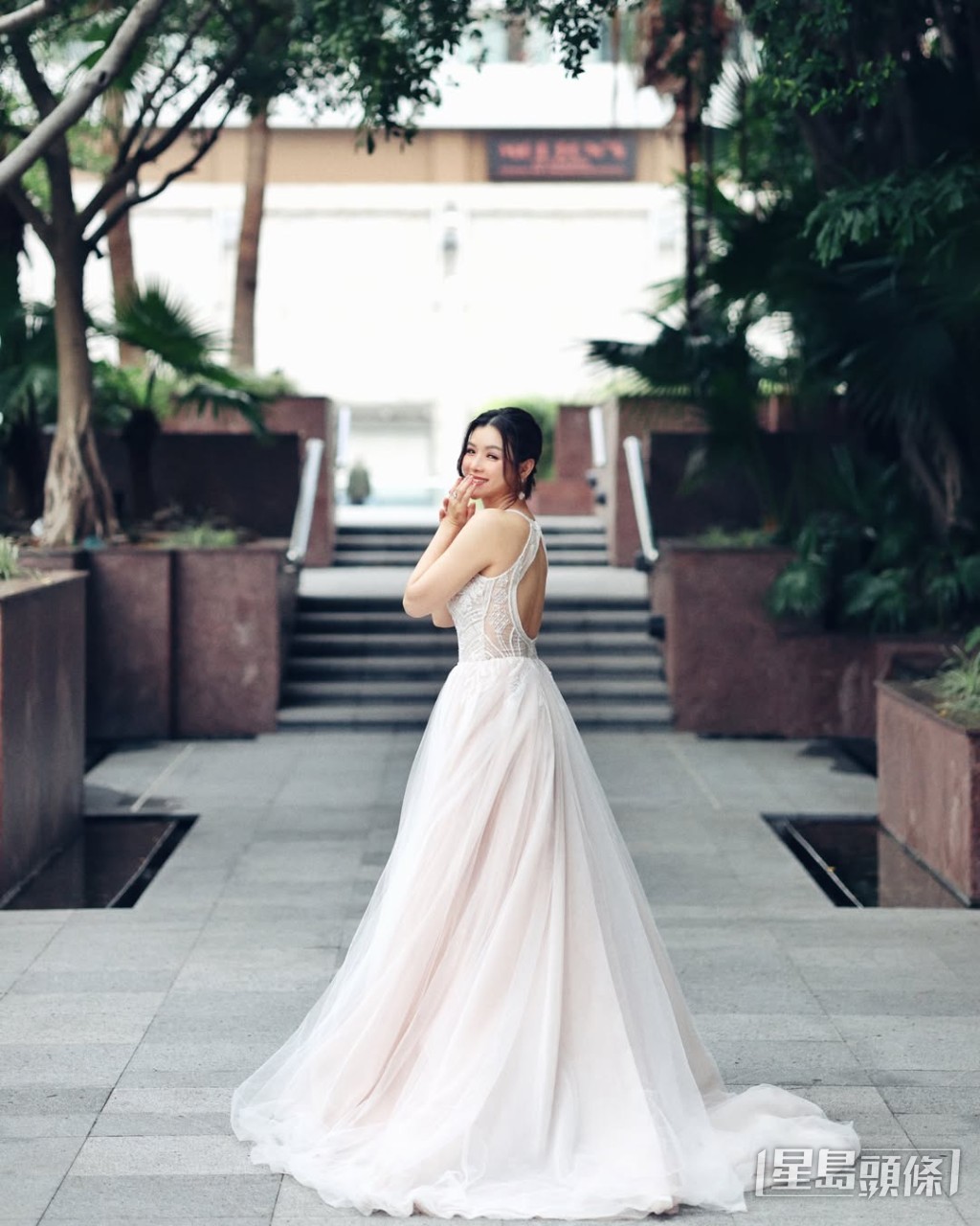 陳茵媺在結婚周年照中展示了背部線條。