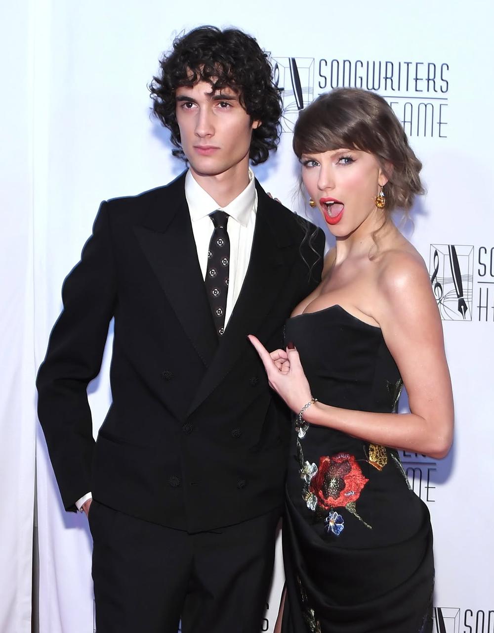 Taylor Swift 周四正式獲選入作曲家名人堂,創下最年輕女性入選者的紀錄。