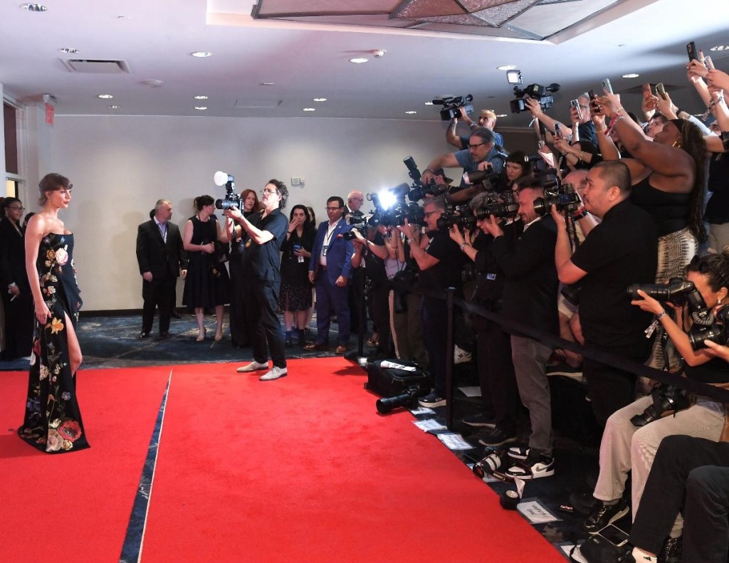 Taylor Swift 在頒獎典禮上,成為作曲家名人堂歷來最年輕的女歌手成員。