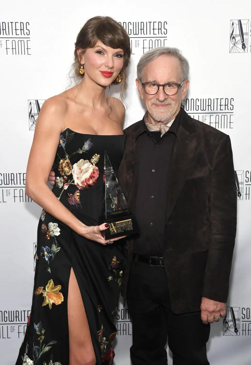 Taylor Swift 從著名導演史提芬史匹堡手中接過作曲家名人堂獎項。