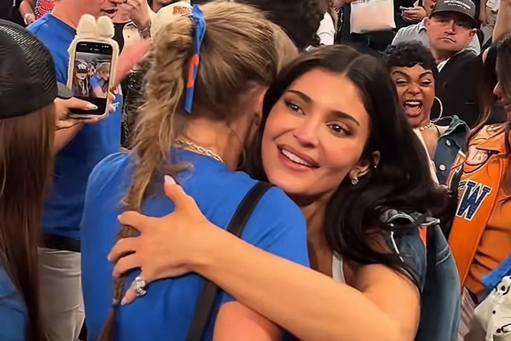 Taylor Swift 周三觀賽時與Kylie Jenner 擁抱,被視為與Kardashian家族關係破冰。