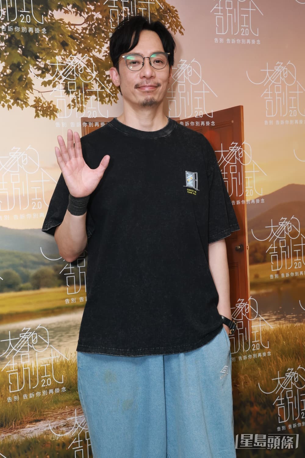 強尼在最後20分鐘的演唱,觸動了台上演員的情緒。