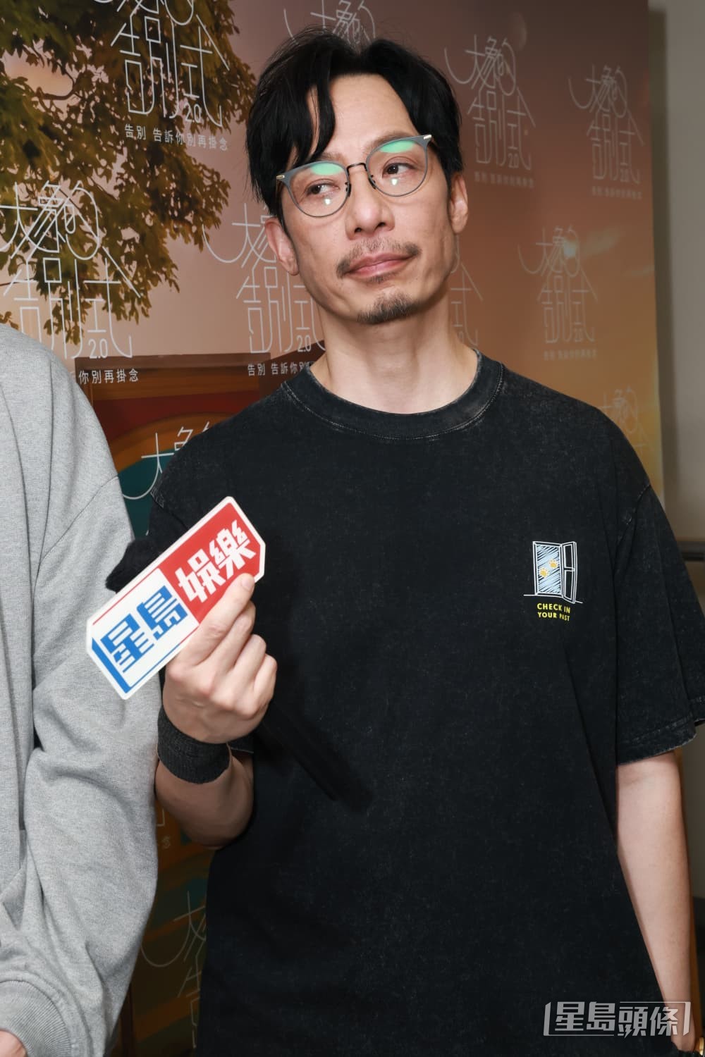 強尼感動得不敢直視前排觀眾。