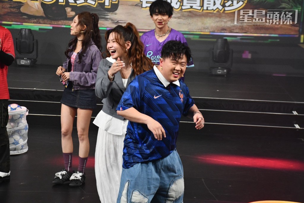 肥仔(梁業)代保錡受罰,需揹起練美娟(娟姐)行圈。