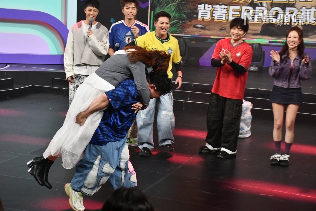 肥仔揹娟姐行圈時獲現場觀眾打氣。