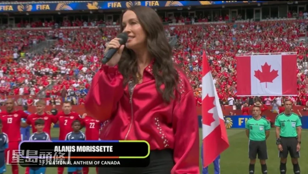 加拿大歌手Alanis Morissette引領全場觀眾合唱國歌。(HamiVideo)