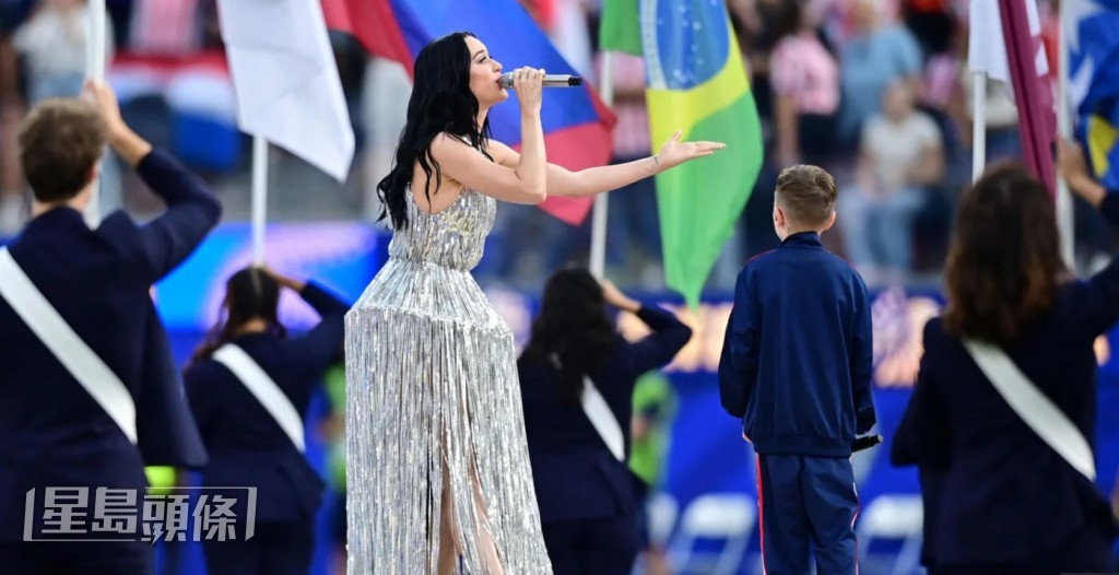 Katy Perry身穿銀色晚裝,擔任美國開幕式的壓軸表演嘉賓。(路透社)