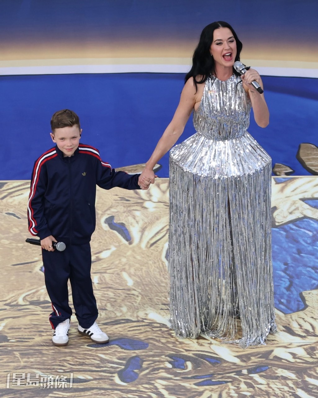 Katy Perry與挪威小歌手Tius Luka互動默契,兩人手拖手合唱,她更開心抱起對方。(ESPN ASIA)
