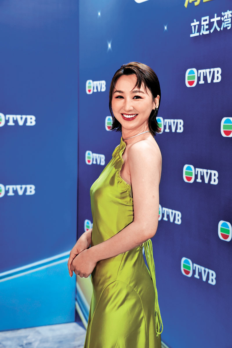 ■高Ling以露背晚裝亮相，女人味十足。