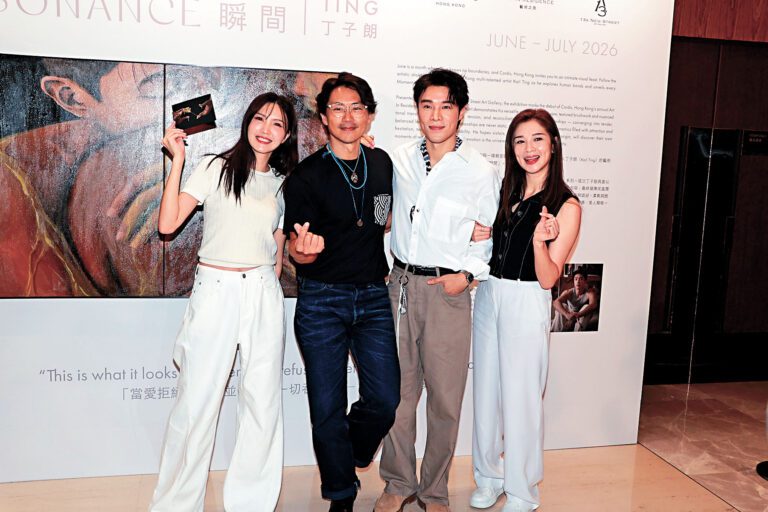 ■丁子朗（右二）辦作品展，獲圈中好友力撐。