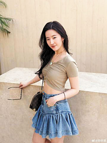 ■劉亦菲經常外出遊玩,展現隨性、鬆弛的一面。網上圖片