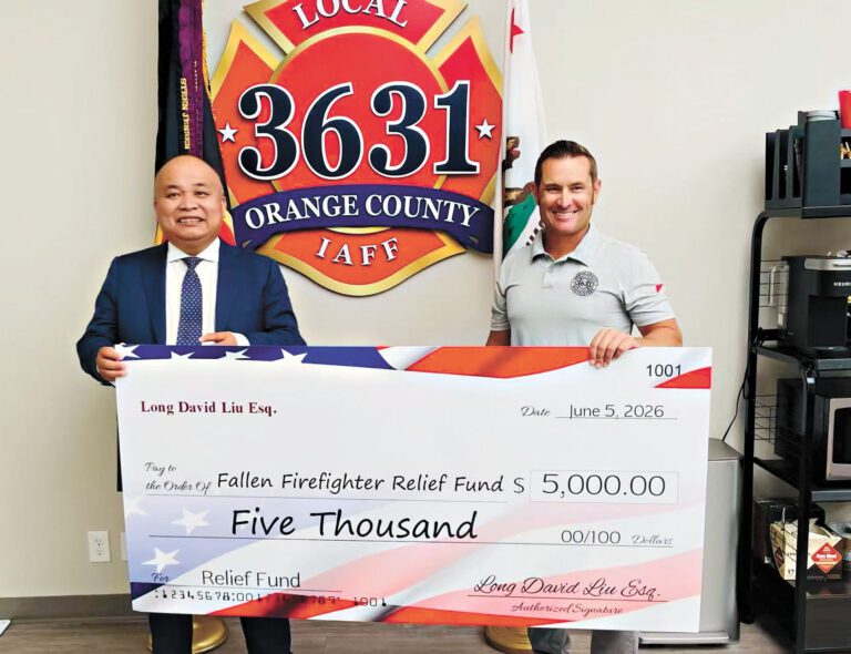 劉龍珠（左）與Local 3631主席Chris Hamm（右）完成捐贈儀式。 受訪人提供