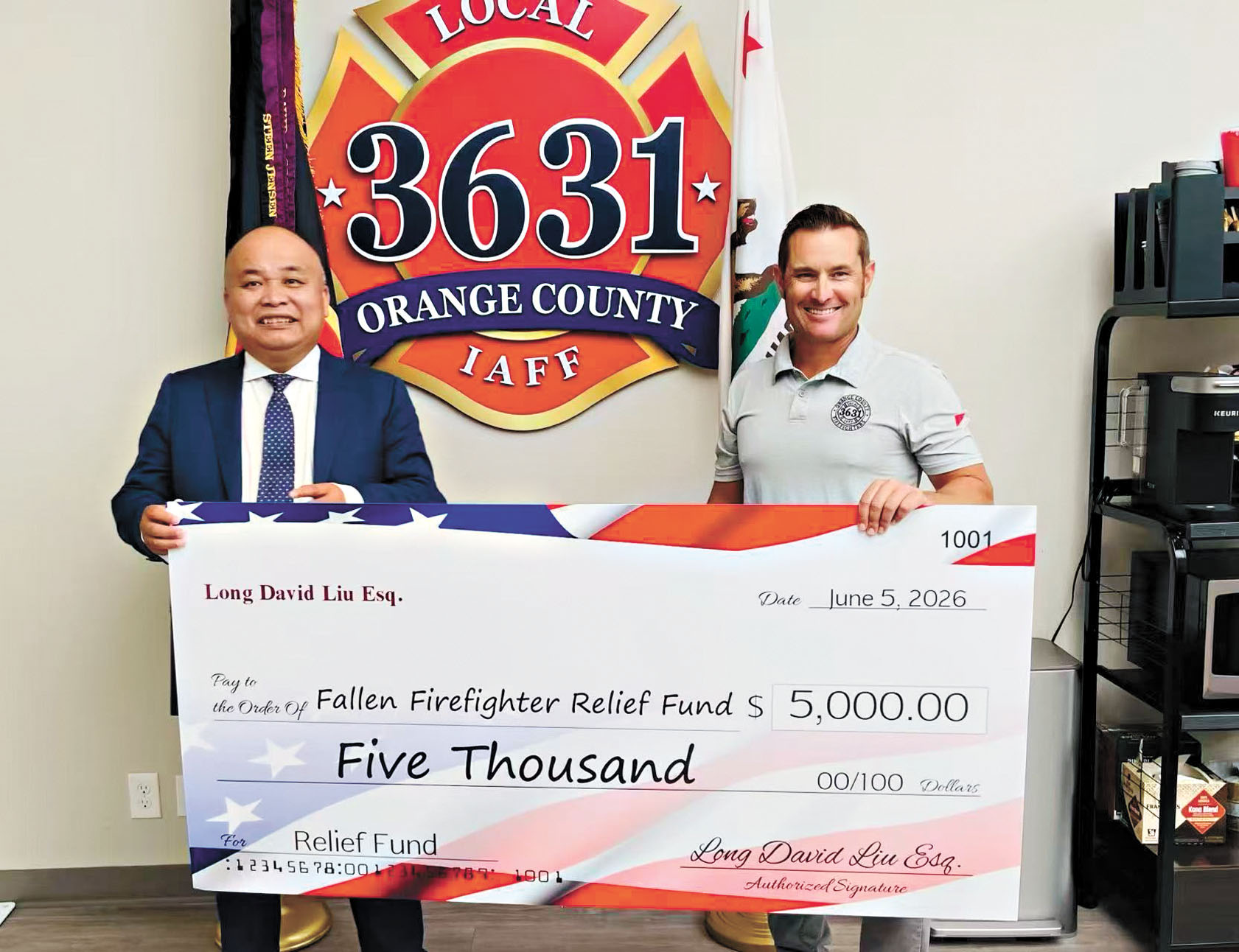劉龍珠(左)與Local 3631主席Chris Hamm(右)完成捐贈儀式。 受訪人提供