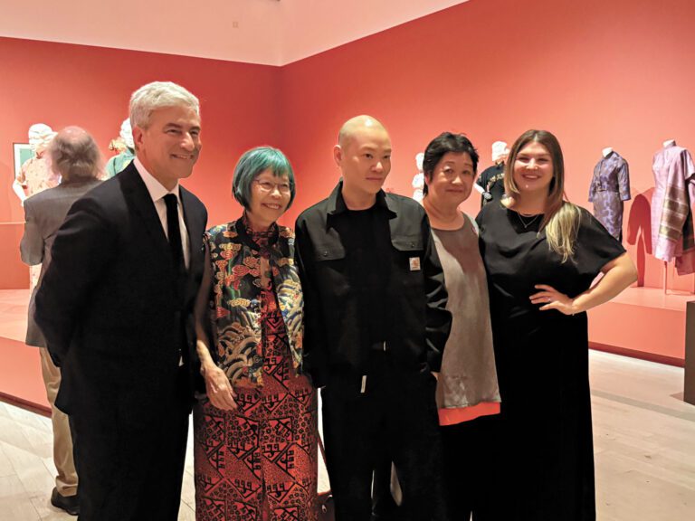 Michael Govan（左1）與Cherie Lai Mah（左2）、Jason Wu（左3）等參觀特展。記者陸新攝