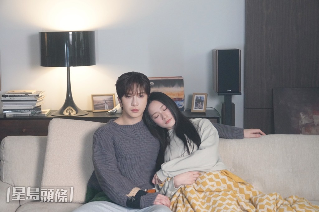 MV講述兩人原本是一對甜蜜戀人,但女主角不幸患上癌症離世。
