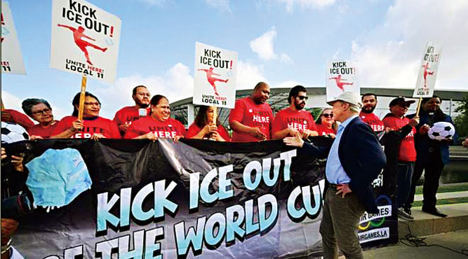 世界盃球場工作人員在美國隊比賽時佩戴「ICE Out」徽章。網上圖片