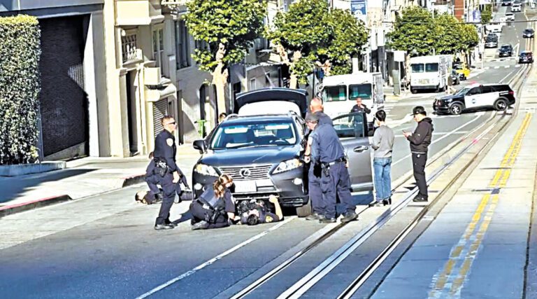 警員追捕竊案疑犯同遭車撞的意外現場。KTVU電視畫面