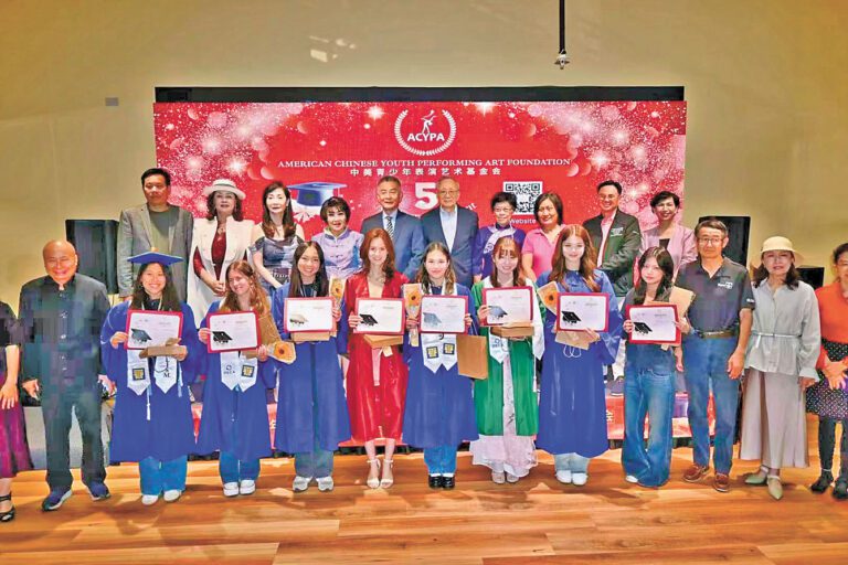 各界嘉賓（後排從左至右：劉磊、李麗君、董少英、朱感生夫婦、陶錦碩、Sherry Kung、趙良方、Wayne Lee、黃俊等）為今年獲取理想大學的8位ACYPA優秀成員頒發獎狀獎品。（8位成員前排從左至右：Jessica Li, Tonya Mikiriukova, Emily Lu, Charlotte Church, Michelle Ahl, Tiffany Liu, Jasmine White, Julie Zhu.