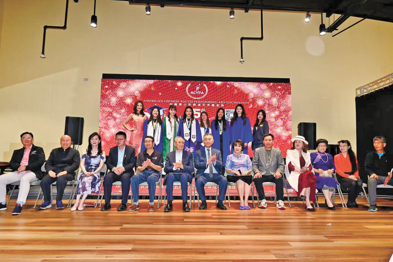 各界嘉賓齊聚一堂,共賀ACYPA成立五週年,並向8位考入理想大學的優秀學子致以熱烈祝賀和美好祝福。前排嘉賓從左至右:Wayne Lee、滔哥、董少英、王文輝參讚、郭曉西、陶錦碩、朱感生夫婦、劉磊、李麗君、Sherry Kung、呂紅、袁文;後排學子從左至右:Charlotte Church, Jessica Li, Tiffany Liu, Michelle Ahl, Tonya Mikiriukova, Emily Lu, Jasmine White, Julie Zhu