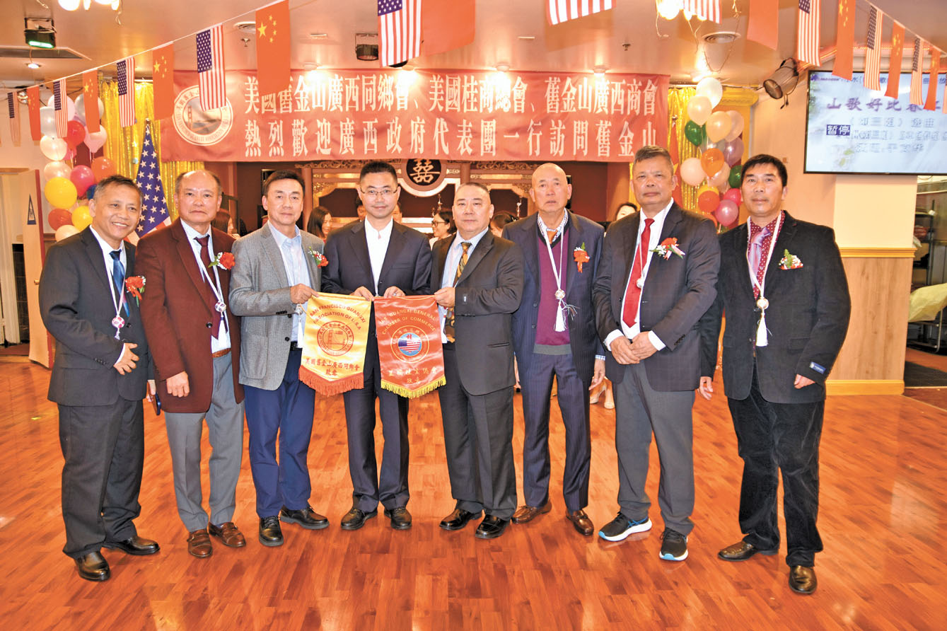 美國舊金山廣西同鄉會,美國桂商總會創會會長區玉琪、會長呂世嗚,向廣西政府代表團贈送錦旗。盧德華攝