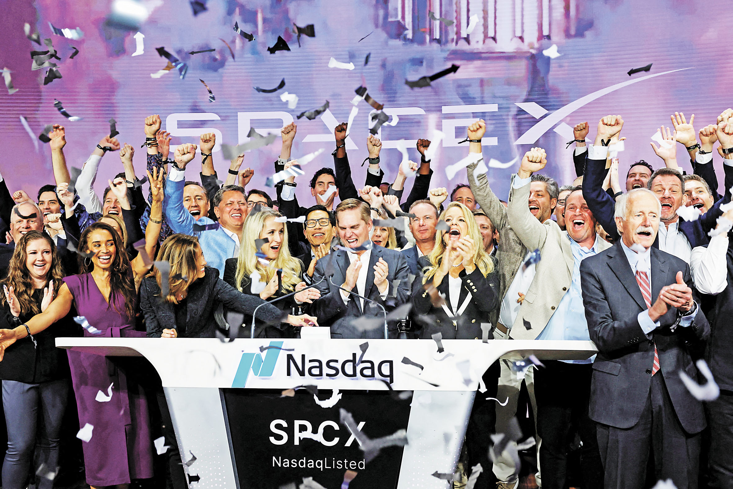 SpaceX公司領導層12日一起敲響開市鐘，慶祝SpaceX首次公開募股（IPO）成功。路透社