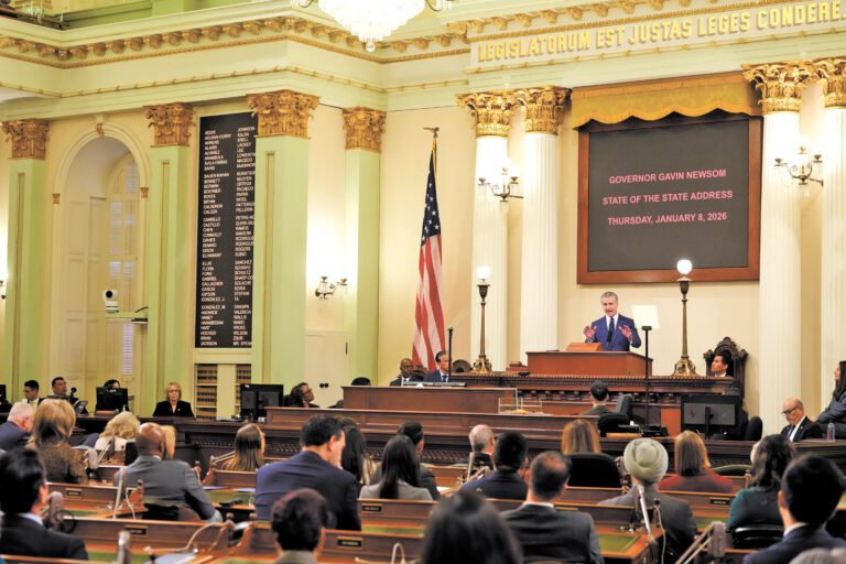 州長紐森提出多項Medi-Cal削支措施，但州議會兩院協議拒絕或延後其中多項建議。圖為紐森1月8日在沙加緬度發表州情咨文。美聯社資料圖