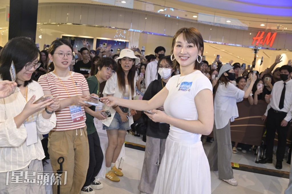 高海寧在活動上向粉絲派發紀念品。