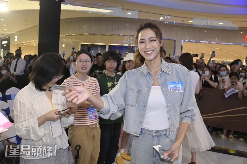 劉穎鏇向在場支持觀眾派發紀念品。