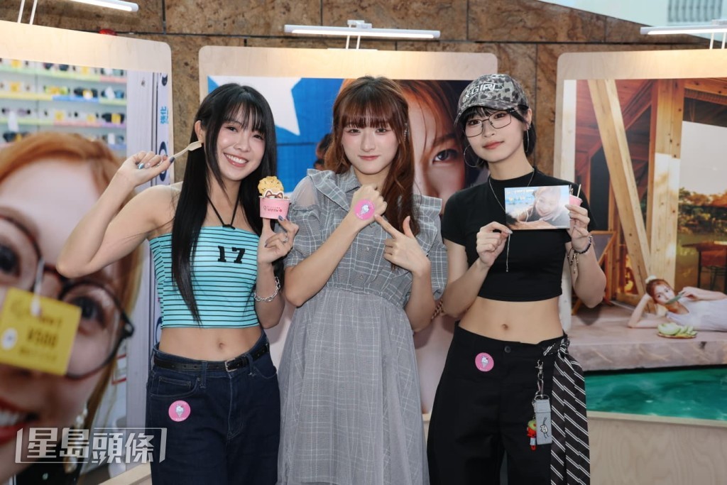 Lolly Talk成員MeiMei(曾美欣)、Ah Yo(郭曉妍)和Elka(鄭芷淇)現身簽書會支持Yanny。