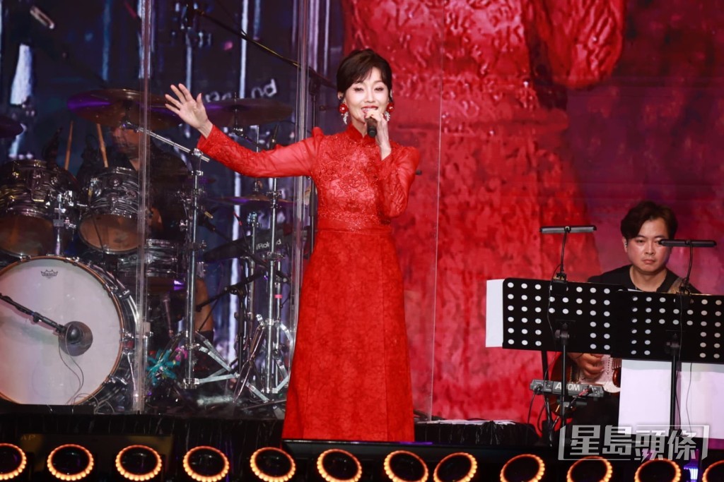 壓軸嘉賓趙雅芝身穿紅色晚裝,獻唱經典歌曲《上海灘》。