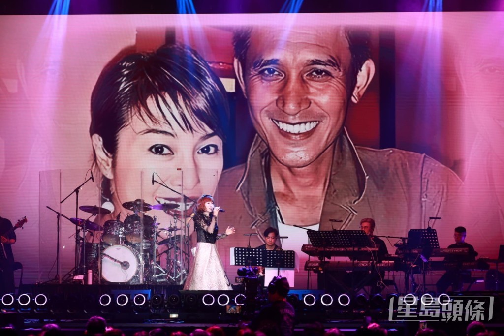 演唱會尾聲,米雪獻唱《每當變幻時》,背景屏幕播放她與已故男友尹志強的合照。