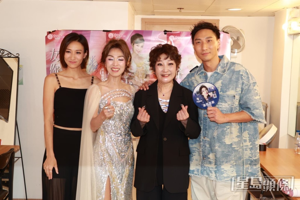 雪梨帶著子女徐偉棟和徐穎堃上台。