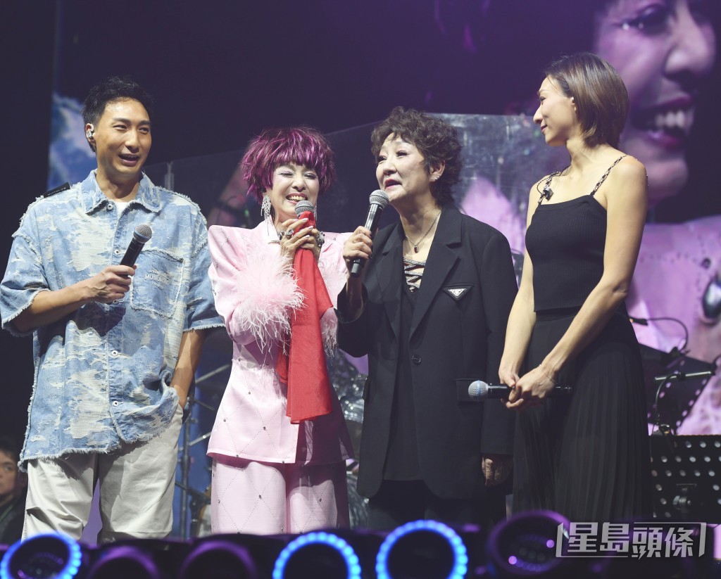 全晚溫馨一幕,雪梨帶同子女徐偉棟、徐穎堃上台獻唱《真的愛你》支持家姐。
