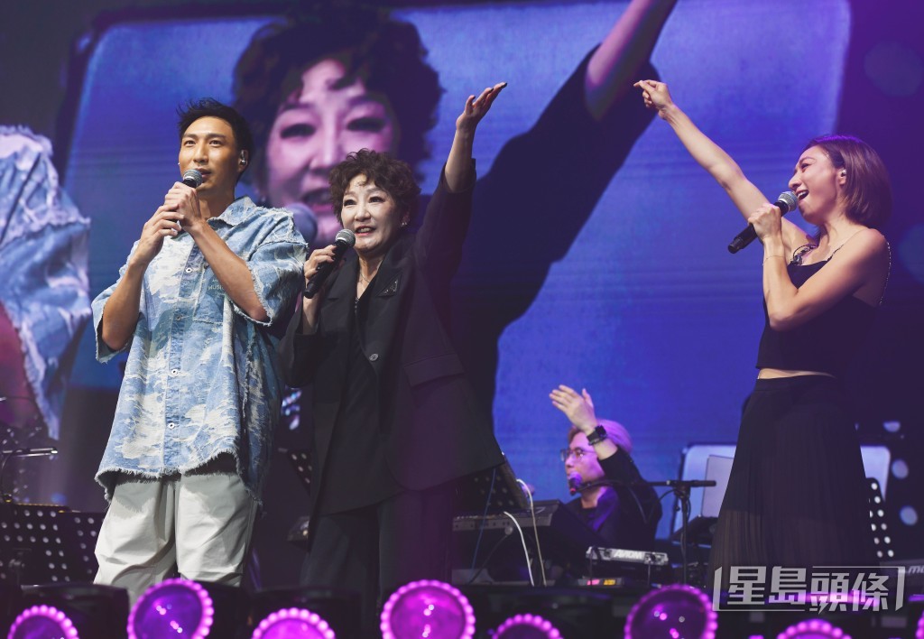 雪梨帶同子女徐偉棟、徐穎堃,一同見證米雪入行55年這個重要時刻。
