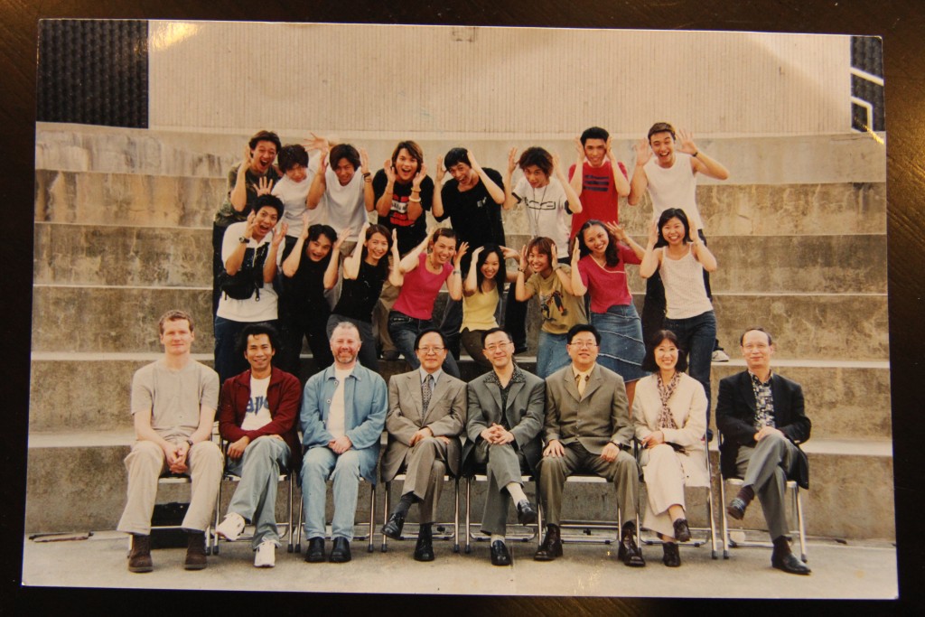 陸駿光（二排左一）從香港演藝學院畢業時，鍾景輝（前排左四）是其導師。